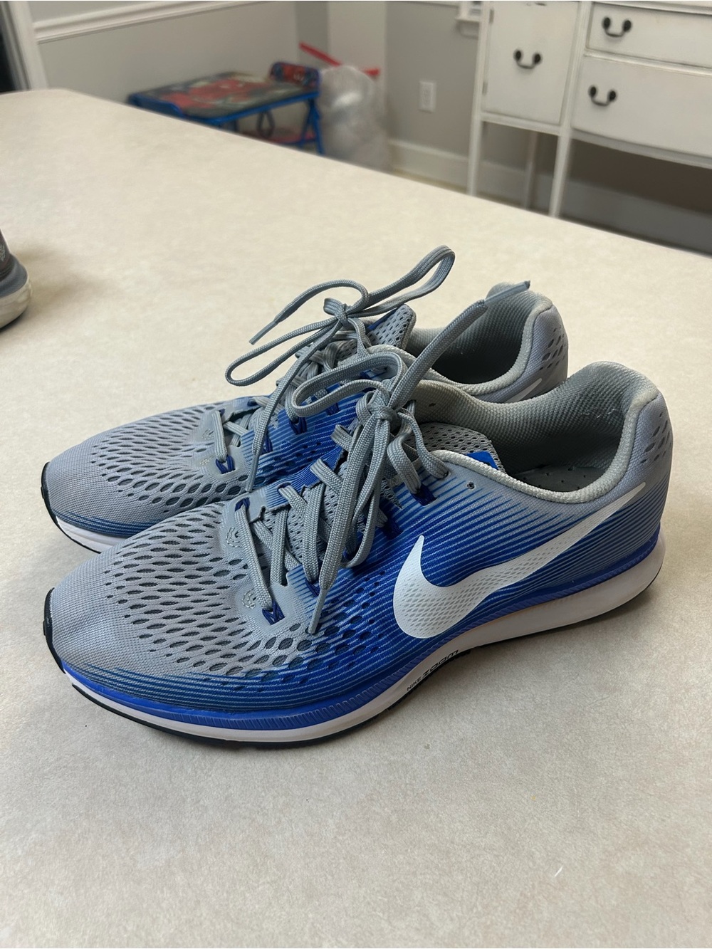 Nike Men’s Light Gray & Blue Running Trainers